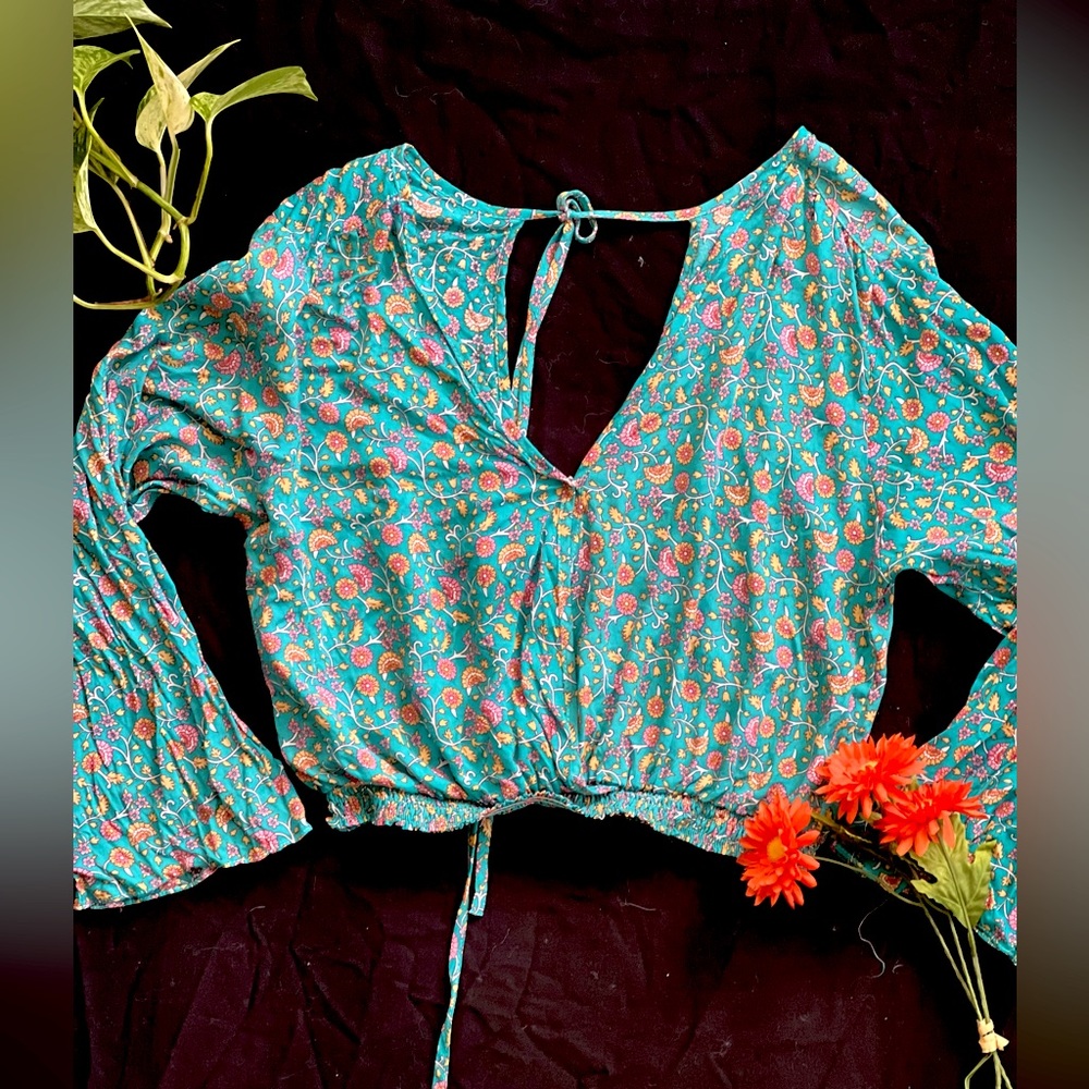 3 Quarter-sleeve Open Back Crop Top 🦋🌼